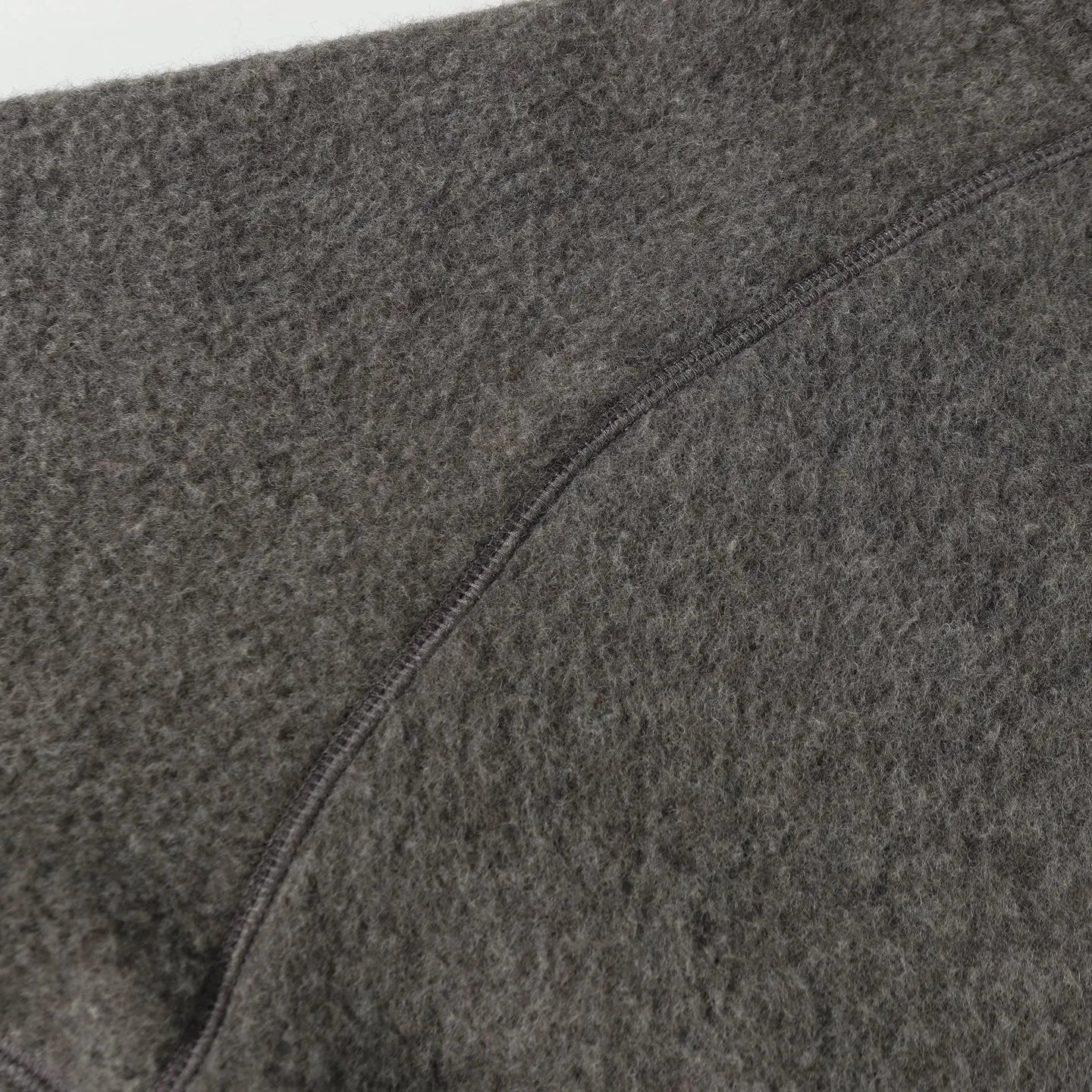 P620 Canada Goose/ Chilliwa series cashmere bomber jacket, exclusive customized wool fabric, containing 60% wool content! Super lightweight, soft and warm! The high-tech breathable space cotton liner makes the entire shape very stiff and soft, comfortable and lightweight at the same time. Breathable, soft, non-stuffy, lightweight, stylish, and non-deformable. The iconic double-stripe reflective strips are designed on the back of the collar and splicing. No detail is missed. The front placket allows you to easily cope with seasonal changes and calmly resist bad weather. High-density badges. All threaded accessories are customized. Loose fit and adjustable drawstring. Not bloated at all. Quite fashionable. It can be said to be a very unique design. This year's must-have style is for men and women. Size: S-L